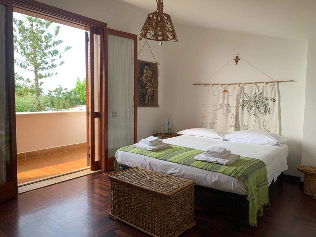 チェファルにあるMazzaforno Graziosa Villetta Relaxのベッドルーム1室(ベッド1台、大きな窓付)