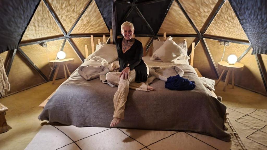Postel nebo postele na pokoji v ubytování Tatooine Stars Camp