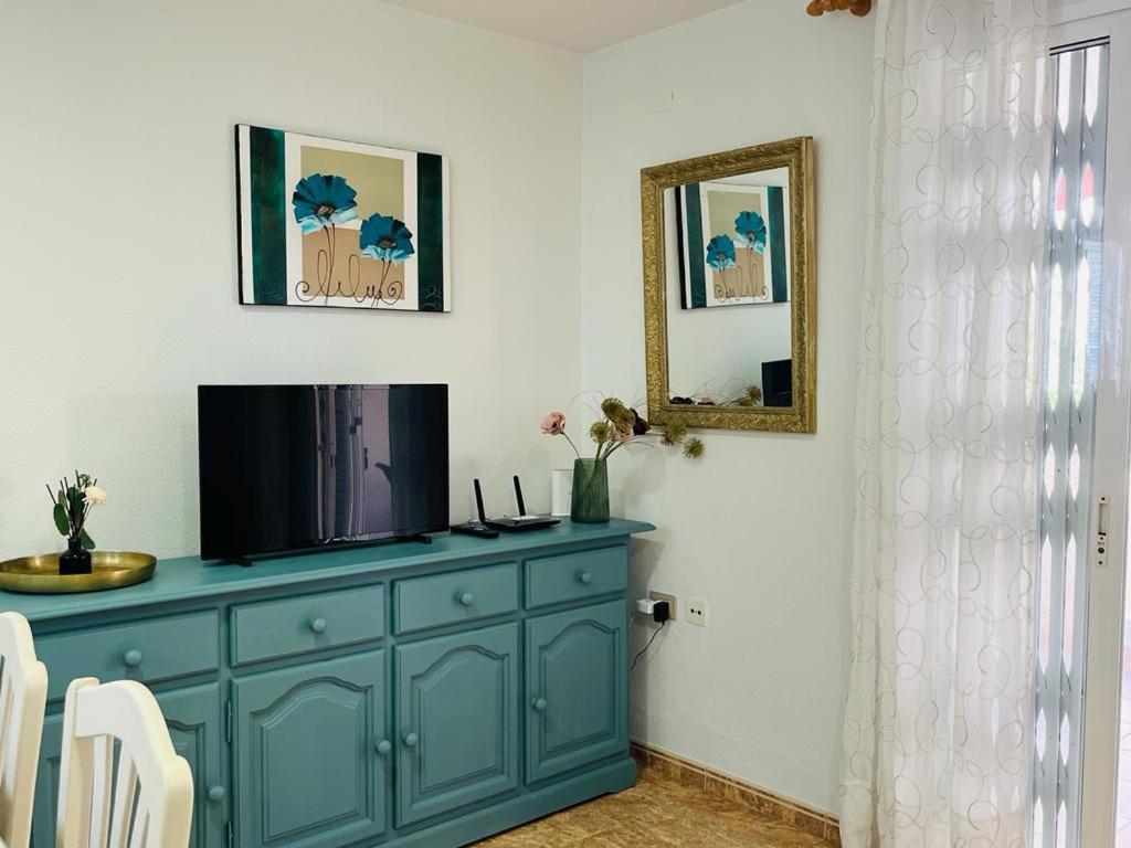 TV a/nebo společenská místnost v ubytování Beachfront apartment with a private garden on the ground floor