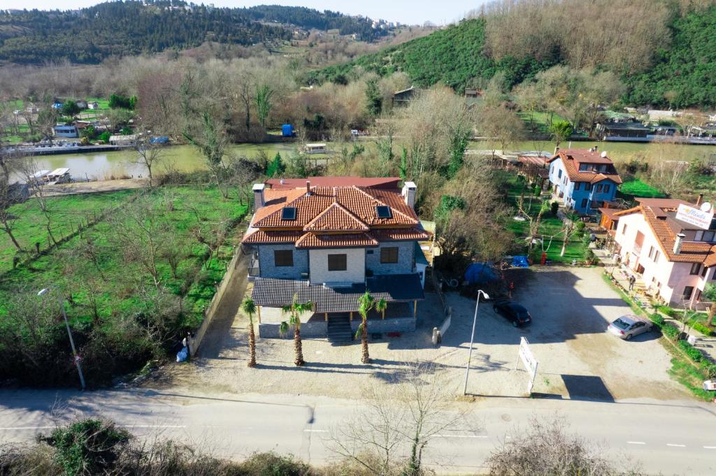 una vista aérea de una casa en un pueblo en Ağva Pieria Luxury Hotel Plus 16, en Agva