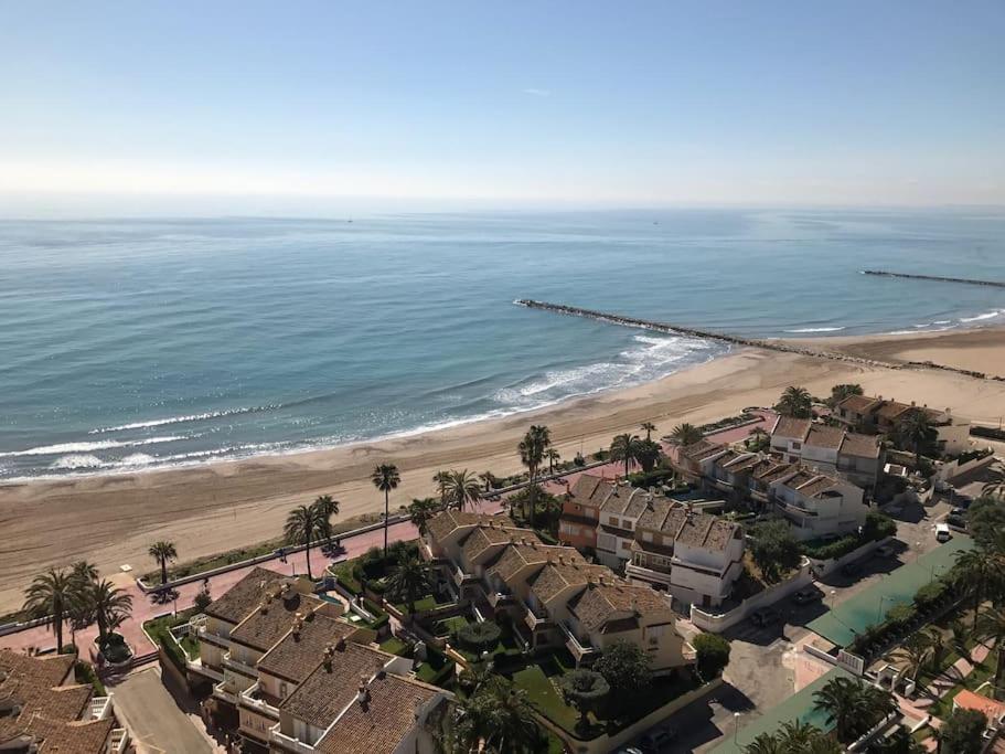una vista aérea de una playa con palmeras y casas en The Beach Apartment, en El Puig
