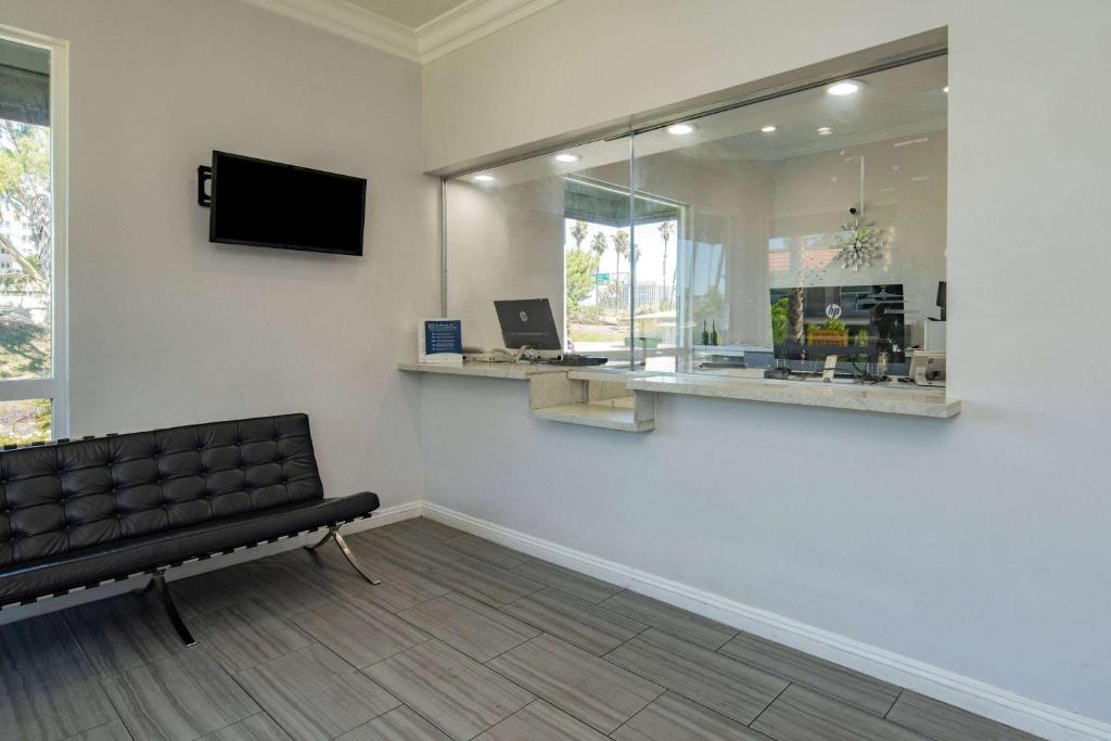 رزرو هتل، Super 8 توسط Wyndham San Diego Hotel Circle | 09197245266