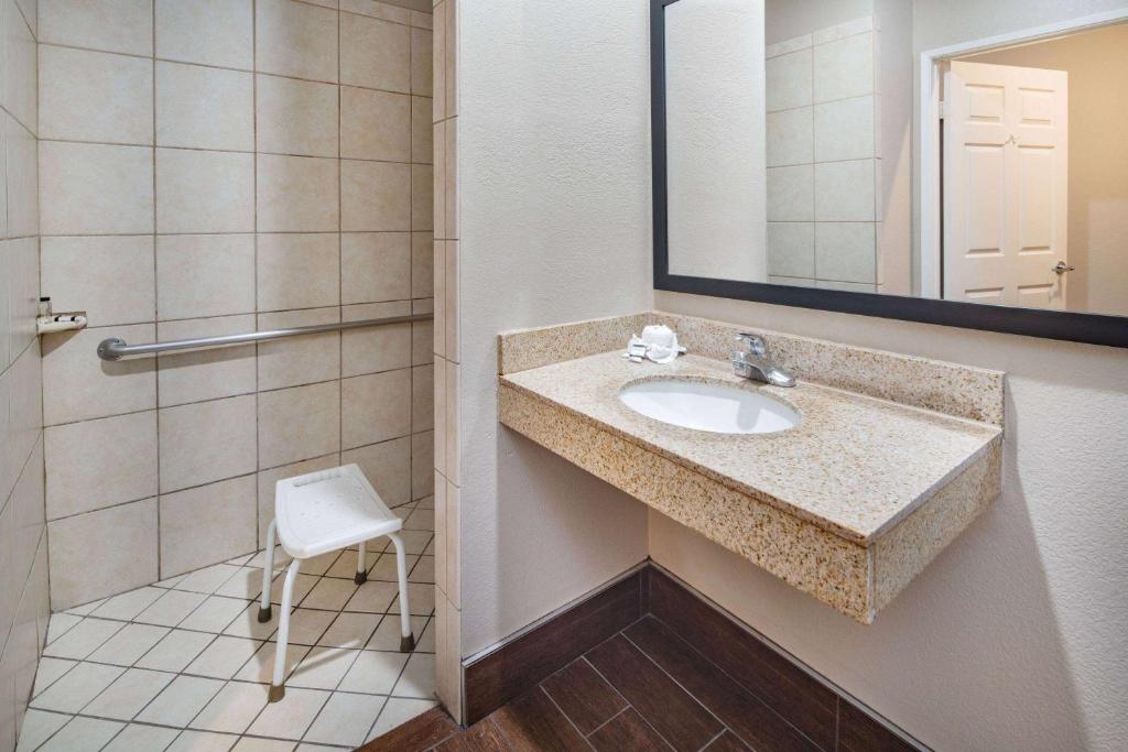 Super 8 by Wyndham North Hollywood photo