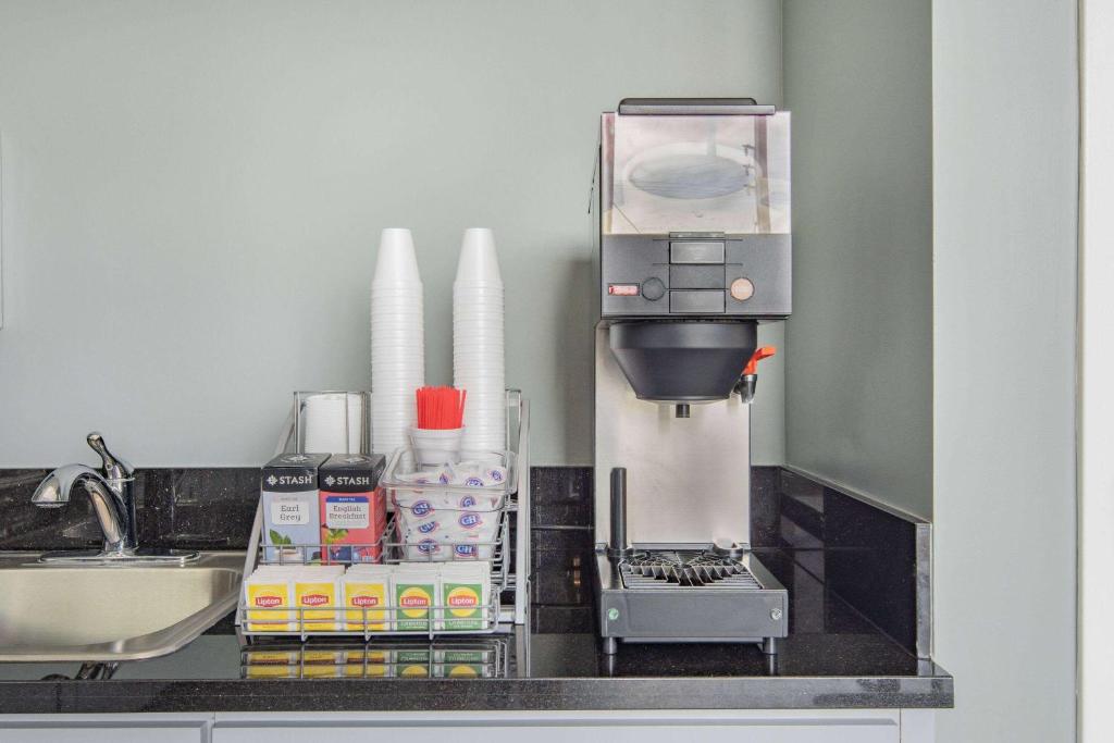 Dual Coffee and Espresso maker, For Rent in North Hollywood