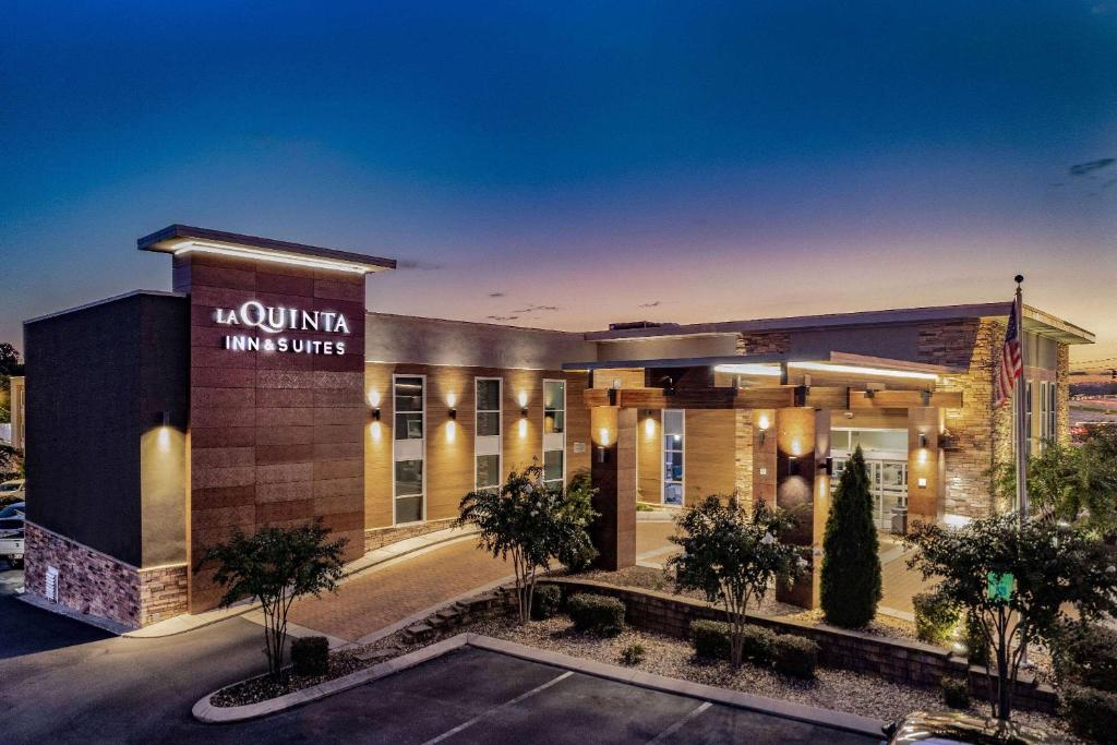 a hotel with a sign that reads no union inn and suites at La Quinta by Wyndham Chattanooga - East Ridge in Chattanooga