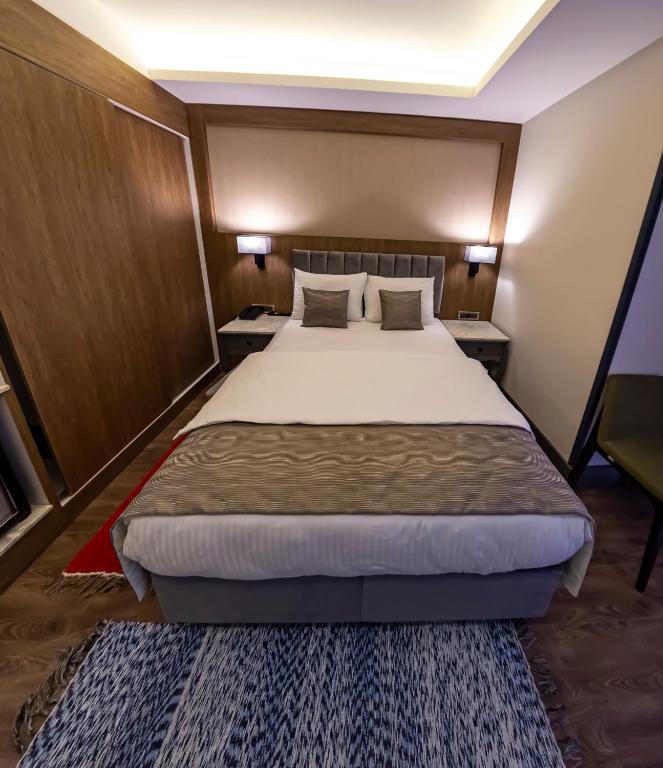 Postel nebo postele na pokoji v ubytování Hamitbey Hotel Yenikapı