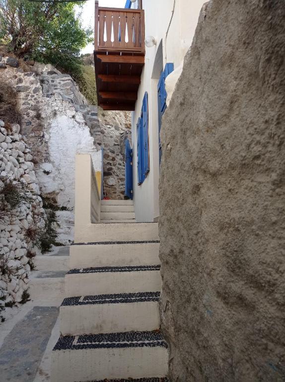 quiet stone house in Nisyros - Villa De Dos Dormitorios