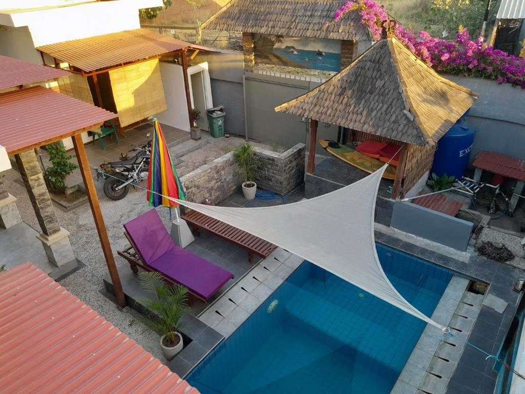Pogled na bazen v nastanitvi Wave House Gerupuk South Lombok oz. v okolici