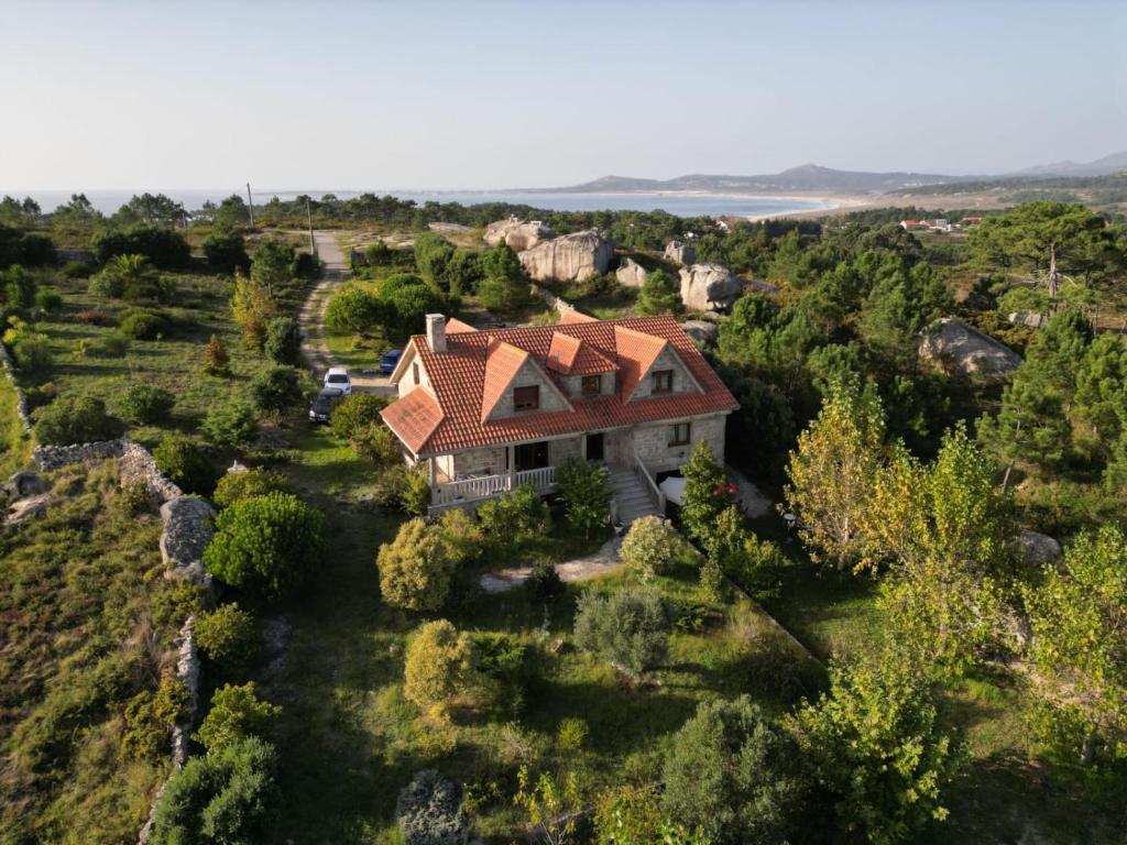 widok z góry na dom na wzgórzu w obiekcie Casa Os Castelos w mieście Monteviján