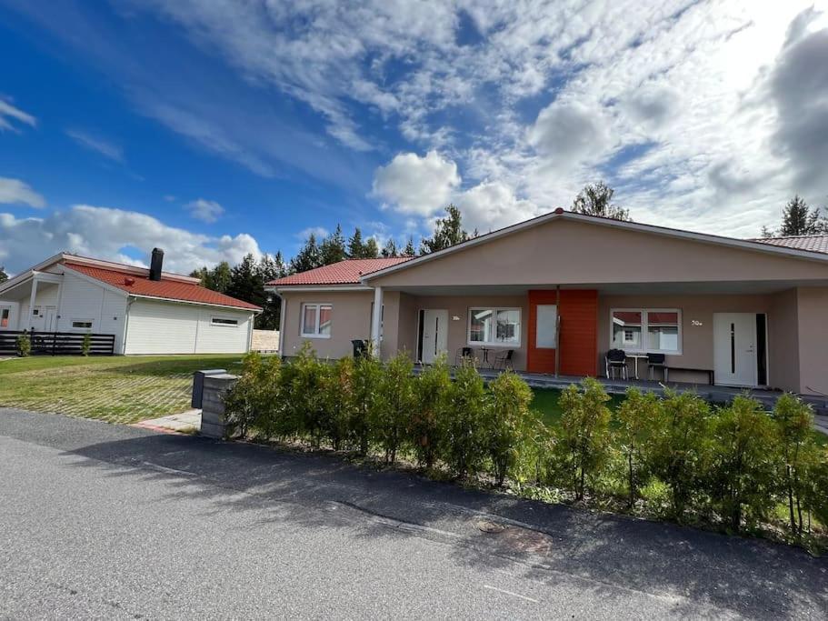 une maison avec une clôture devant elle dans l'établissement Beautiful terraced house with private parking, à Sandviken