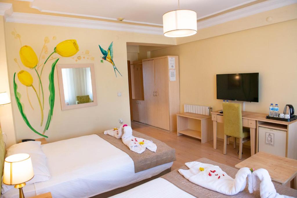 TV a/nebo společenská místnost v ubytování Hotel Simsek