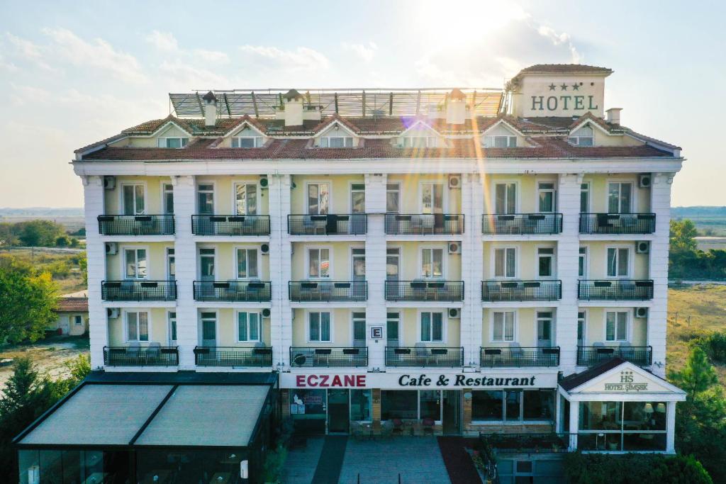 un gran edificio blanco con un hotel en Hotel Simsek, en Edirne