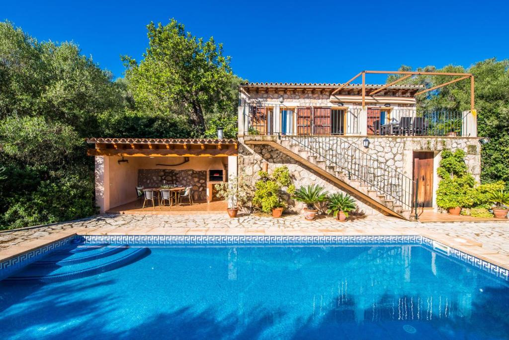 Villa con piscina frente a una casa en Es Puchet, en Búger