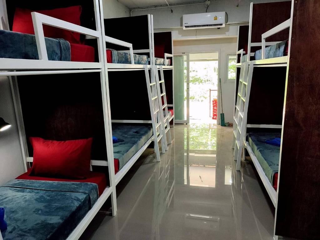 Uma cama ou camas num quarto em Magic Hostel