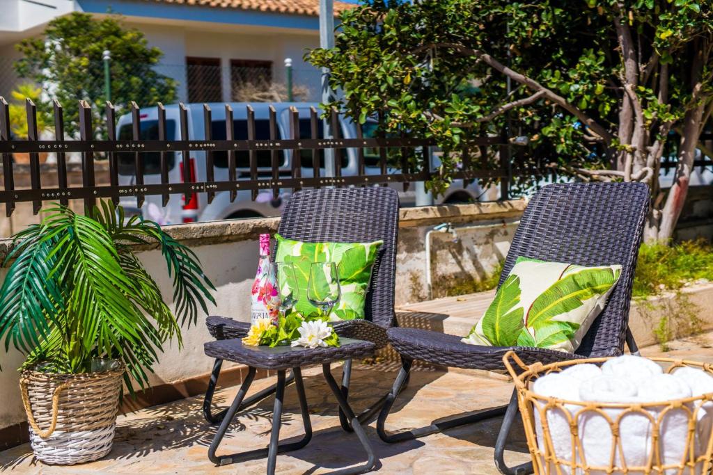 2 Stühle mit Kissen auf einer Terrasse in der Unterkunft Ideal Property Mallorca - Pins 441 in Playa de Muro