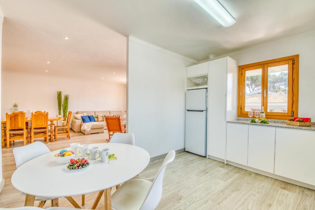 A kitchen or kitchenette at Ideal Property Mallorca - Pins 441