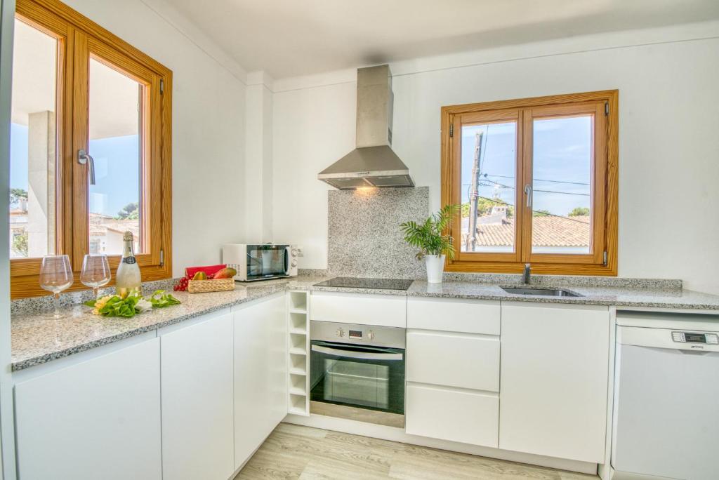 A kitchen or kitchenette at Ideal Property Mallorca - Pins 441