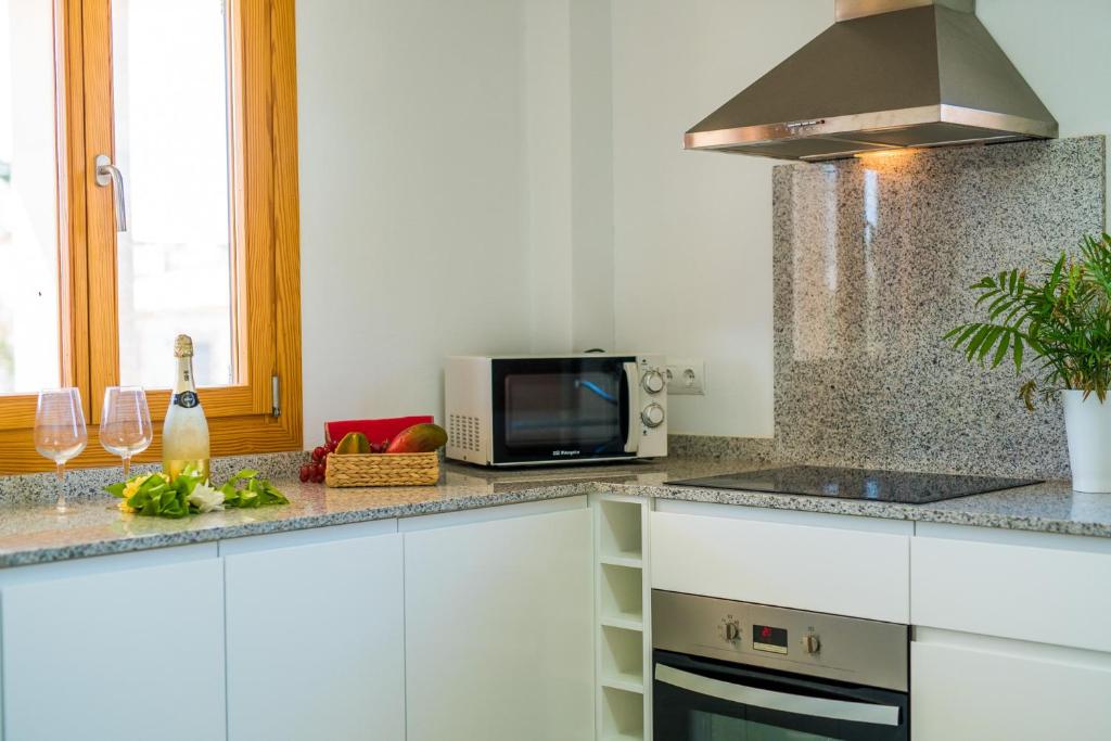 A kitchen or kitchenette at Ideal Property Mallorca - Pins 441