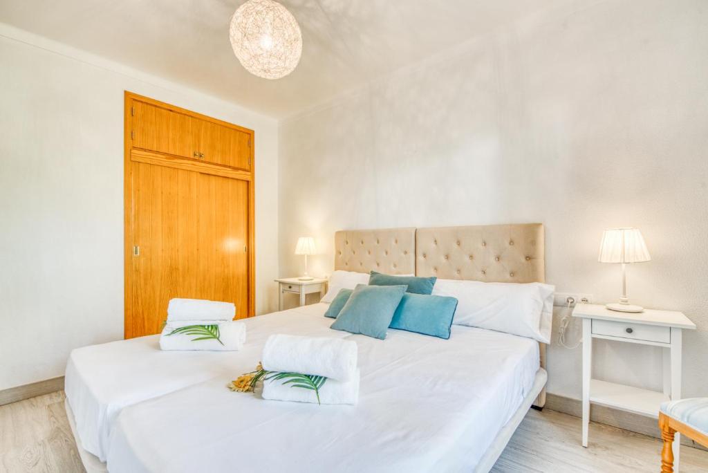 A bed or beds in a room at Ideal Property Mallorca - Pins 441