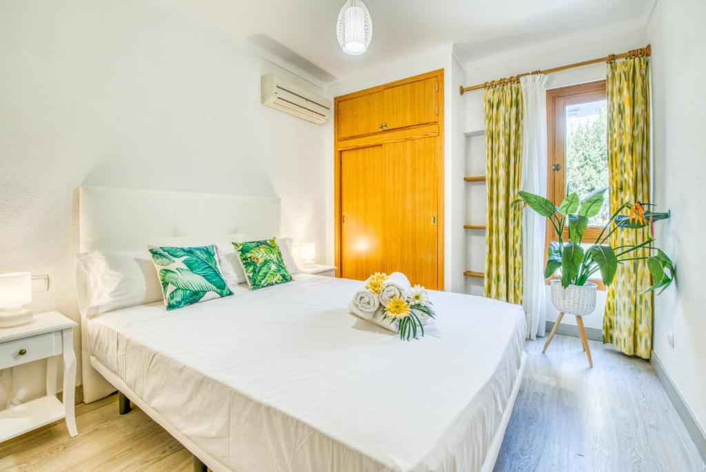 A bed or beds in a room at Ideal Property Mallorca - Pins 441