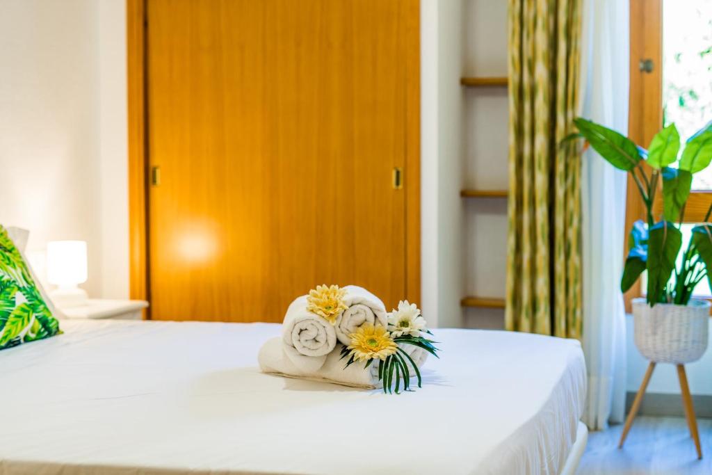 A bed or beds in a room at Ideal Property Mallorca - Pins 441