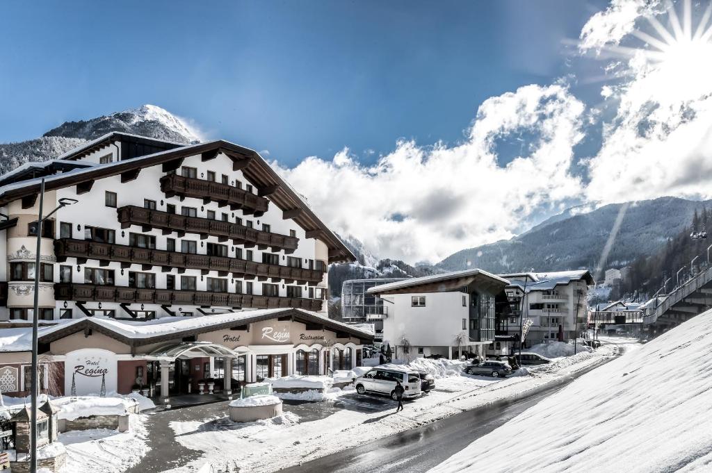 ein Hotel in den Bergen mit Schnee auf dem Boden in der Unterkunft Regina Hotelsuites in Sölden