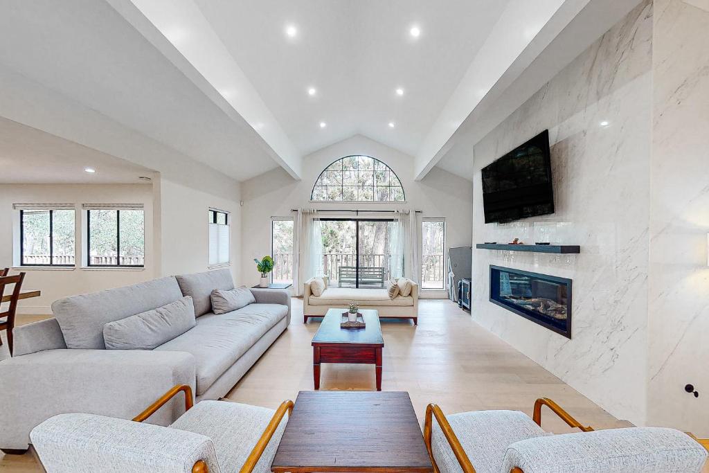 Pebble Beach Abundant Oasis - Housity