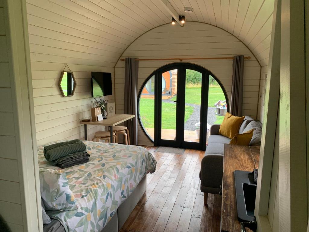 um quarto com uma cama e uma porta arqueada em Laurel Farm Glamping em Mark