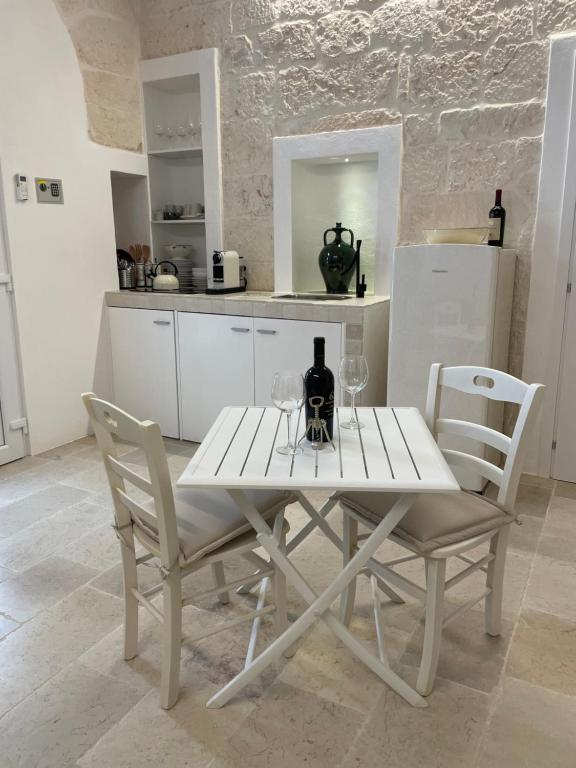 A kitchen or kitchenette at Pietra Bianca Luxury Suite Ostuni