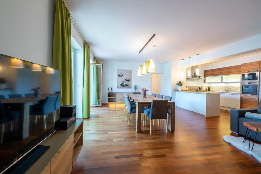 A kitchen or kitchenette at Aparthotel Eichenhof - Appartement Panorama