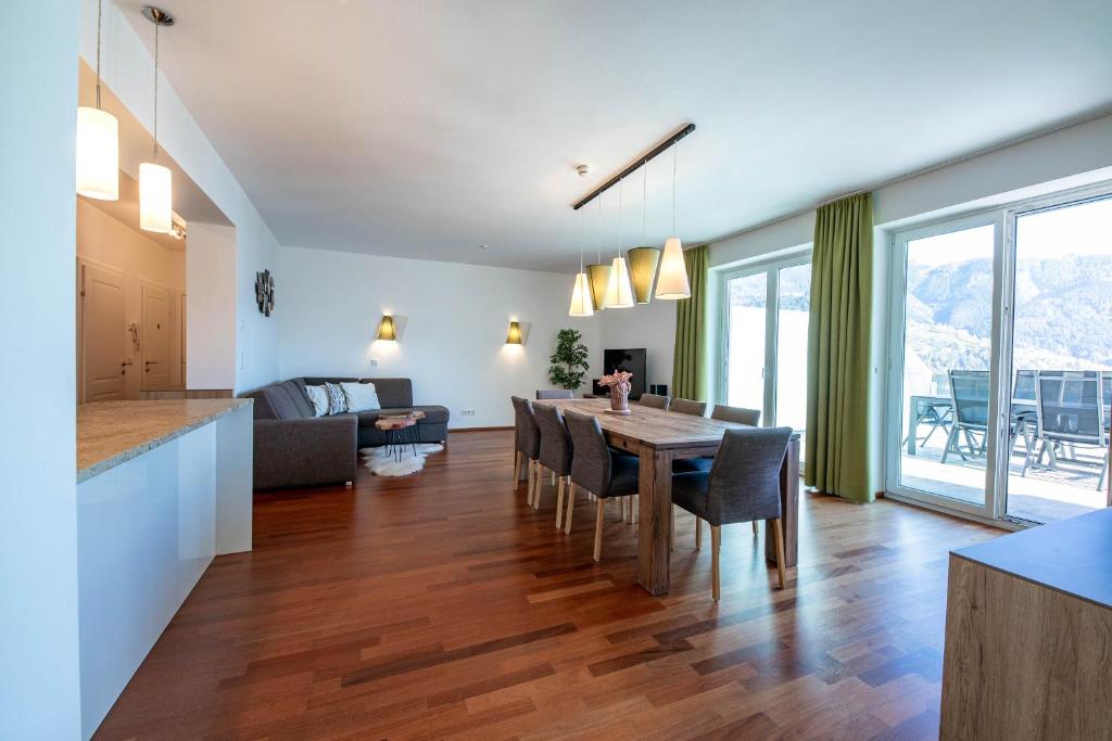 A seating area at Aparthotel Eichenhof - Appartement Panorama