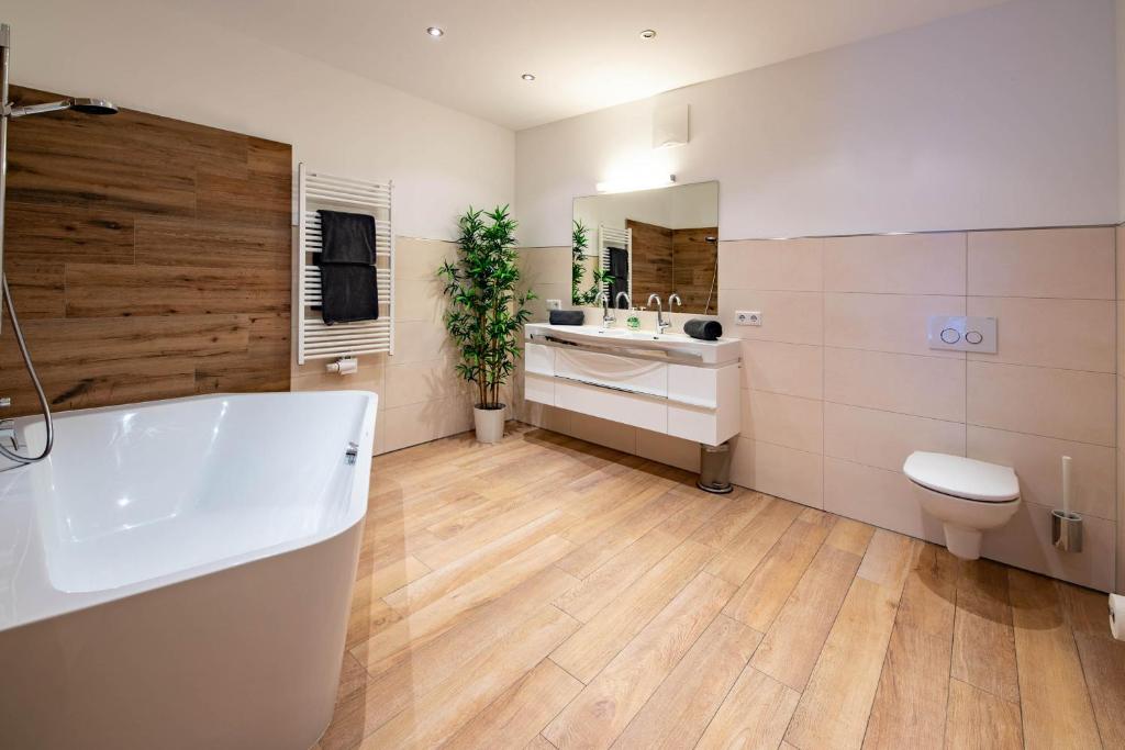 A bathroom at Aparthotel Eichenhof - Appartement Panorama