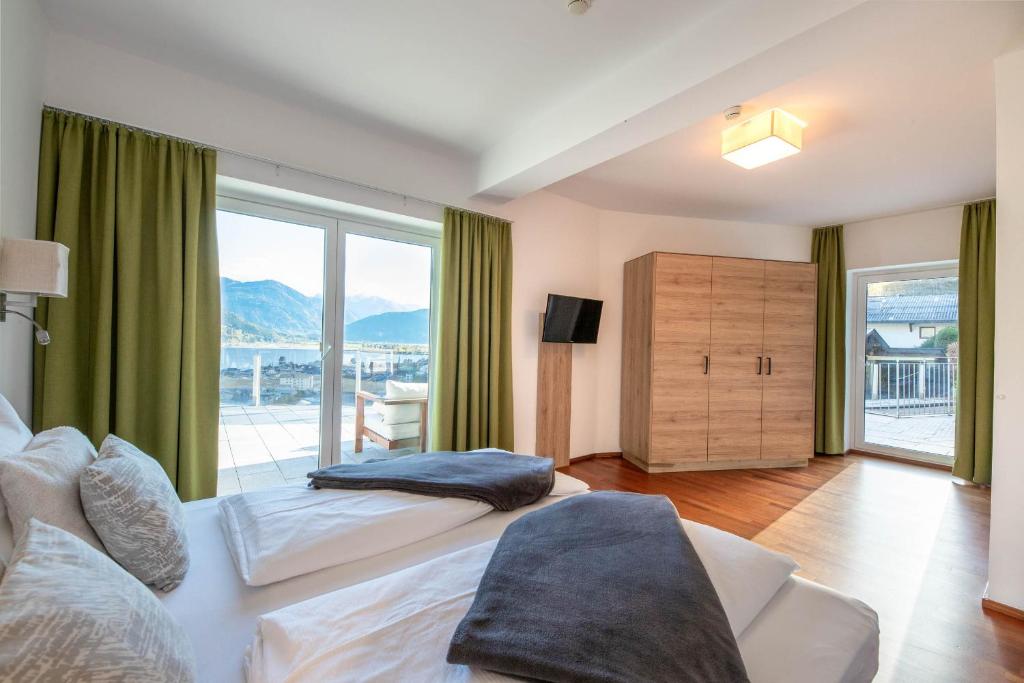 A bed or beds in a room at Aparthotel Eichenhof - Appartement Panorama