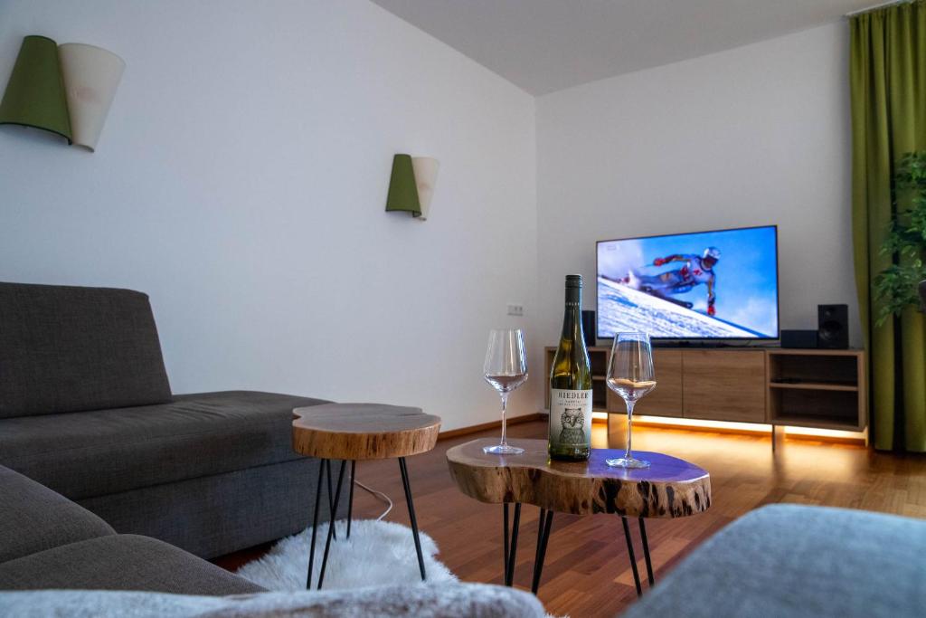 A television and/or entertainment centre at Aparthotel Eichenhof - Appartement Panorama