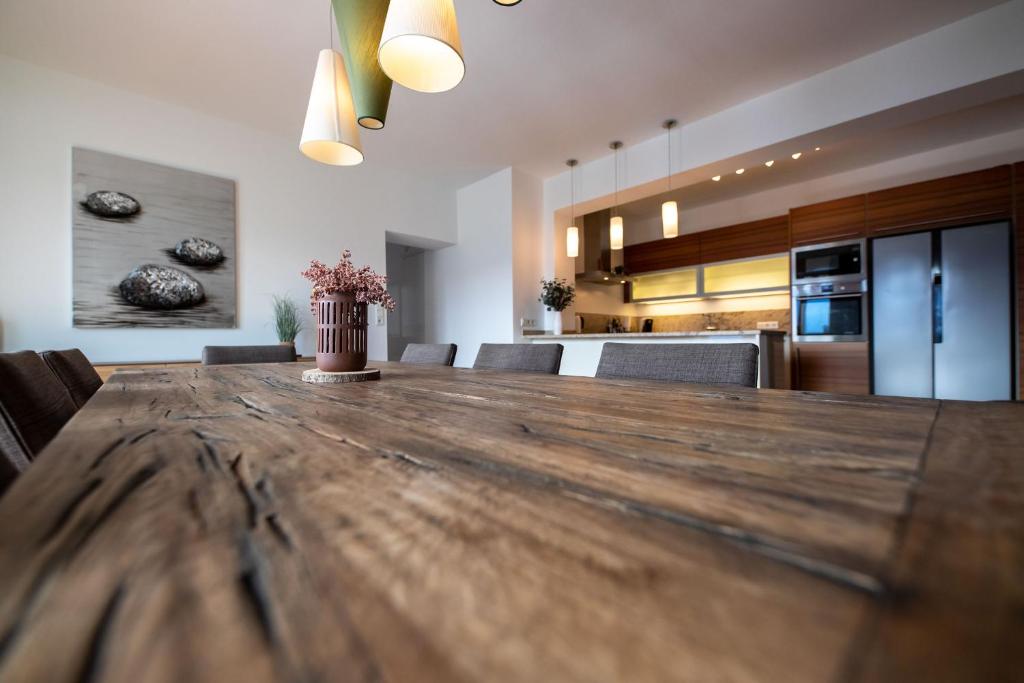 A kitchen or kitchenette at Aparthotel Eichenhof - Appartement Panorama
