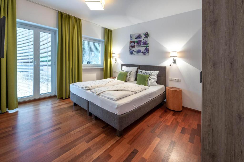 A bed or beds in a room at Aparthotel Eichenhof - Appartement Panorama