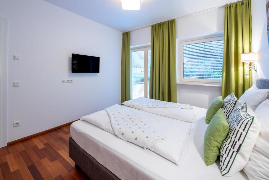 A bed or beds in a room at Aparthotel Eichenhof - Appartement Panorama