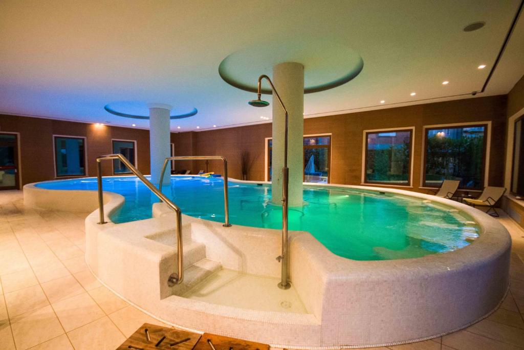 Bazén v ubytování Hotel Villa Ricci & Benessere nebo v jeho okolí