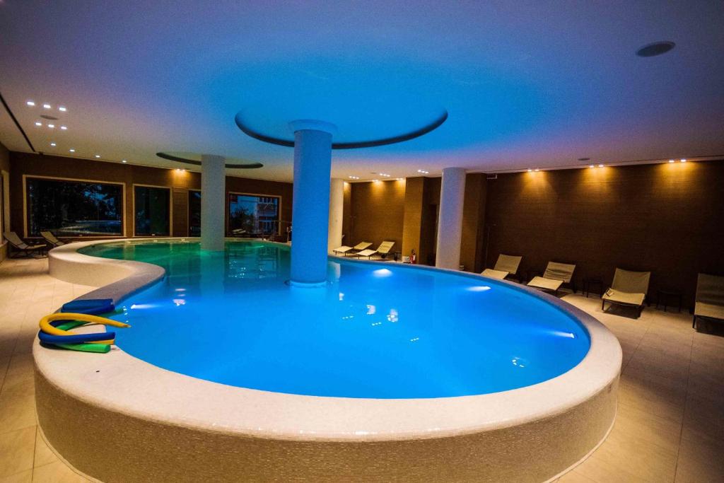 Bazén v ubytování Hotel Villa Ricci & Benessere nebo v jeho okolí