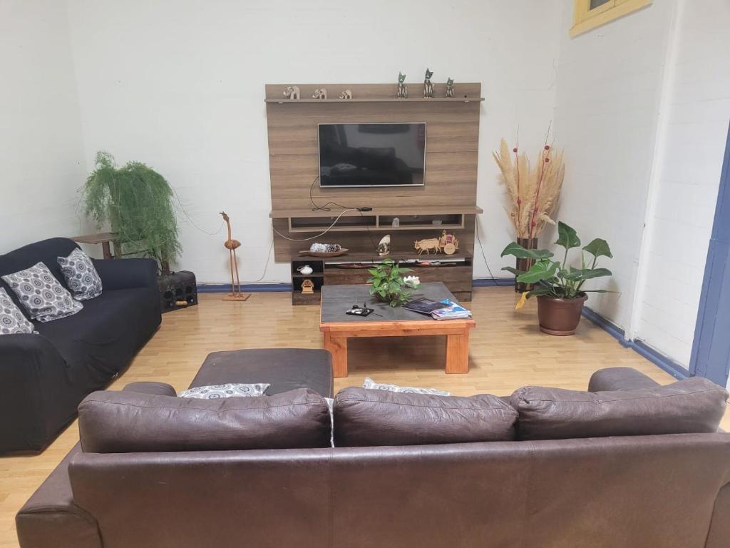 uma sala de estar com um sofá e uma mesa de centro em Hospedaje en mi casa em Iquique
