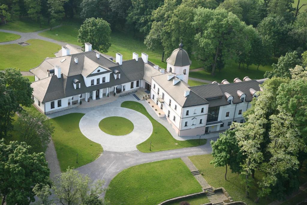 an aerial view of a large house with a driveway at Dwór Kombornia Hotel&SPA in Kombornia