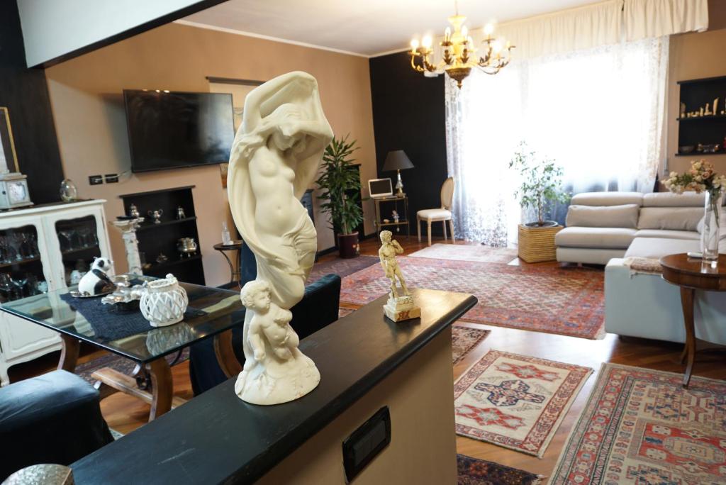 ein Wohnzimmer mit einer Statue einer Frau in der Unterkunft Luxury House in Chiavari