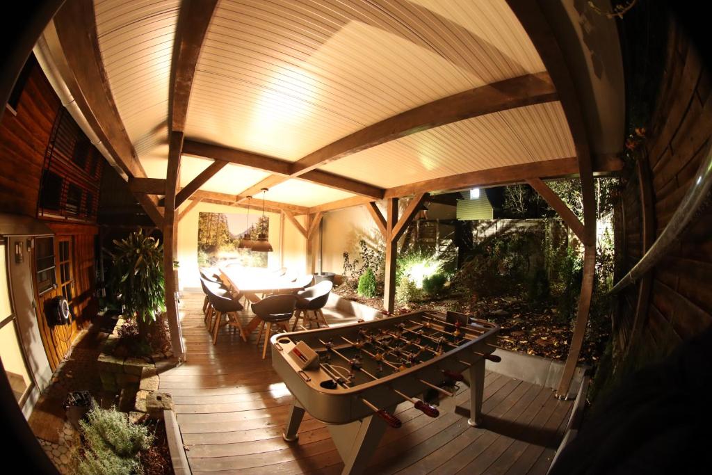 una vista interna di una casa con tavolo e grill di The Birdy Mountains Luxury Lodge 2 a Schlitz