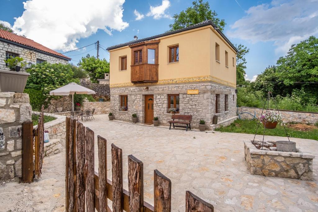 ein externer Blick auf ein Haus mit einem Zaun in der Unterkunft villa Melissa in Kostitsi