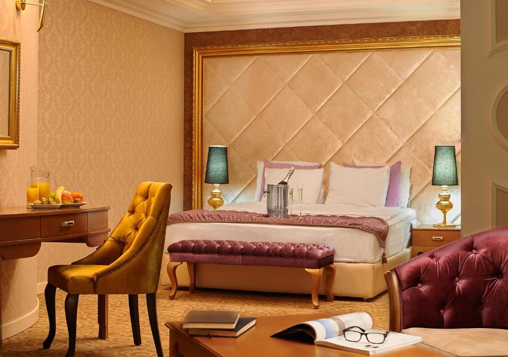 バクーにあるTeatro Boutique Hotelのベッドルーム1室(ベッド1台、デスク、椅子付)