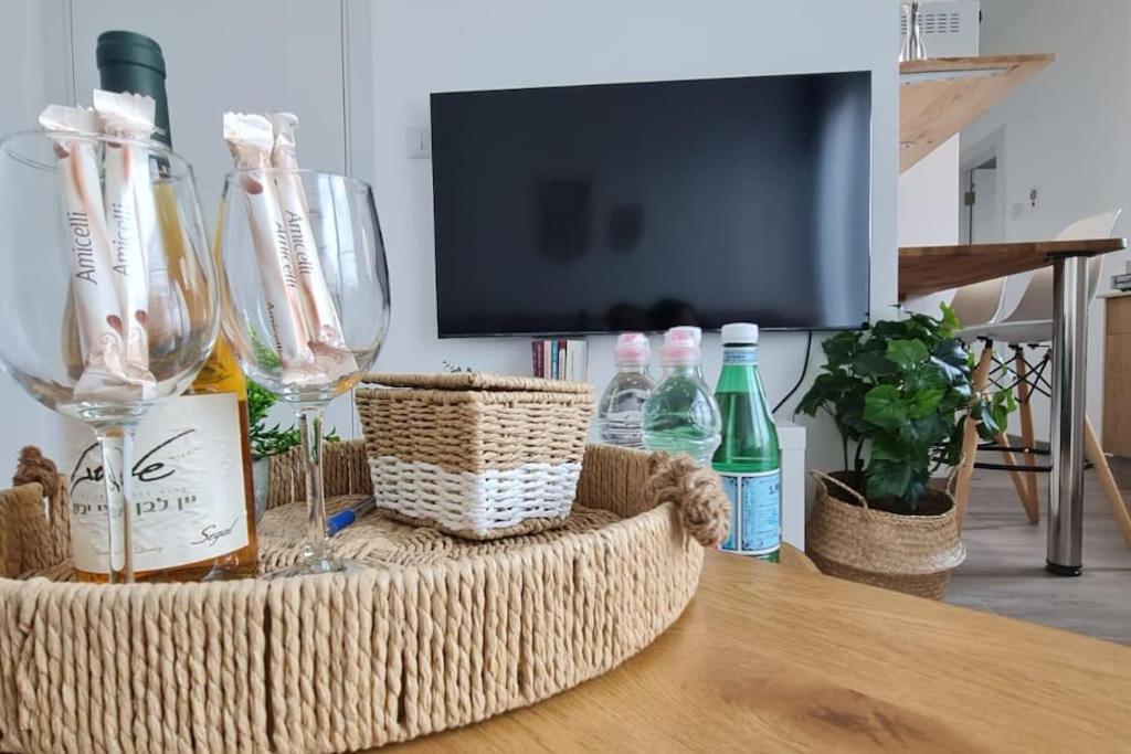 stół z kieliszkami i butelkami wina w obiekcie קסם של אירוח w mieście Ha-Goszerim