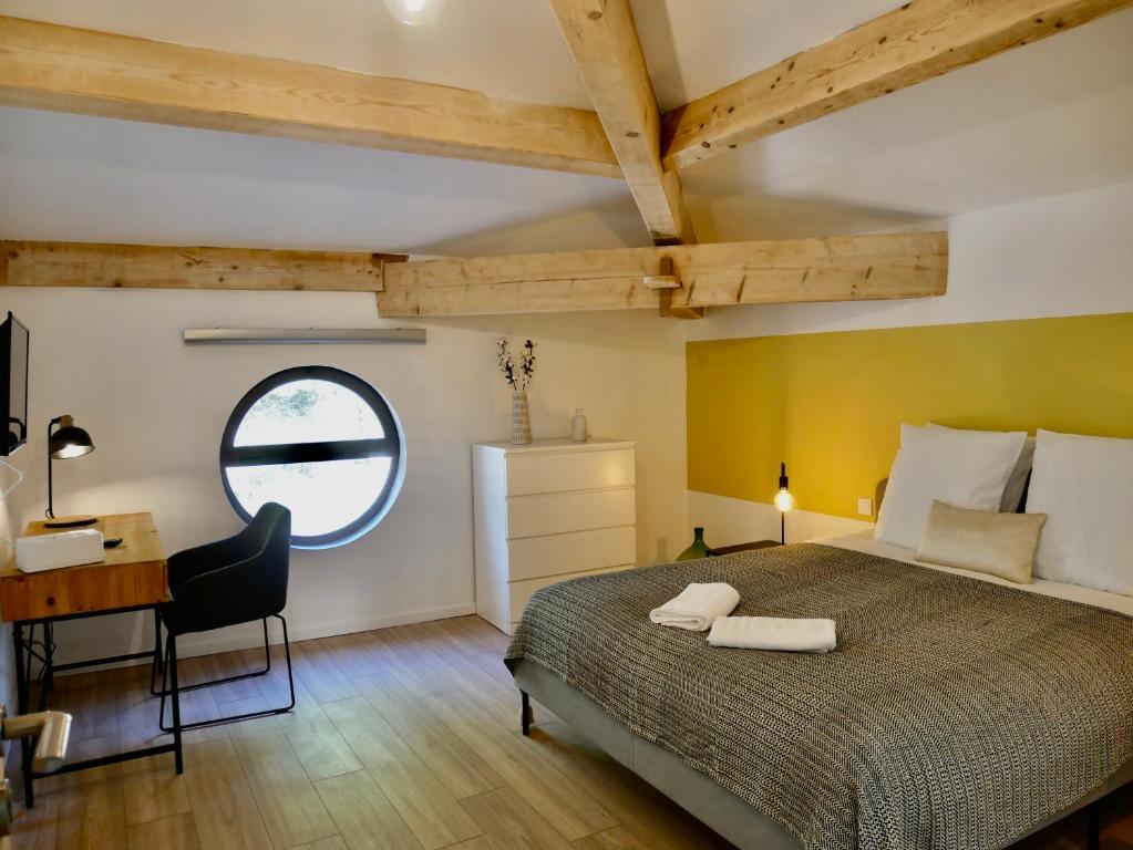 Giường trong phòng chung tại En Vau - Coliving - Mas des Sous Bois