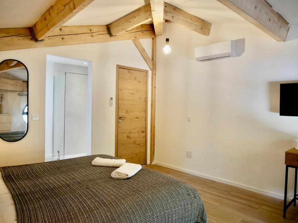 Łóżko lub łóżka w pokoju w obiekcie En Vau - Coliving - Mas des Sous Bois