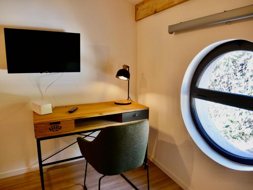 Telewizja i/lub zestaw kina domowego w obiekcie En Vau - Coliving - Mas des Sous Bois