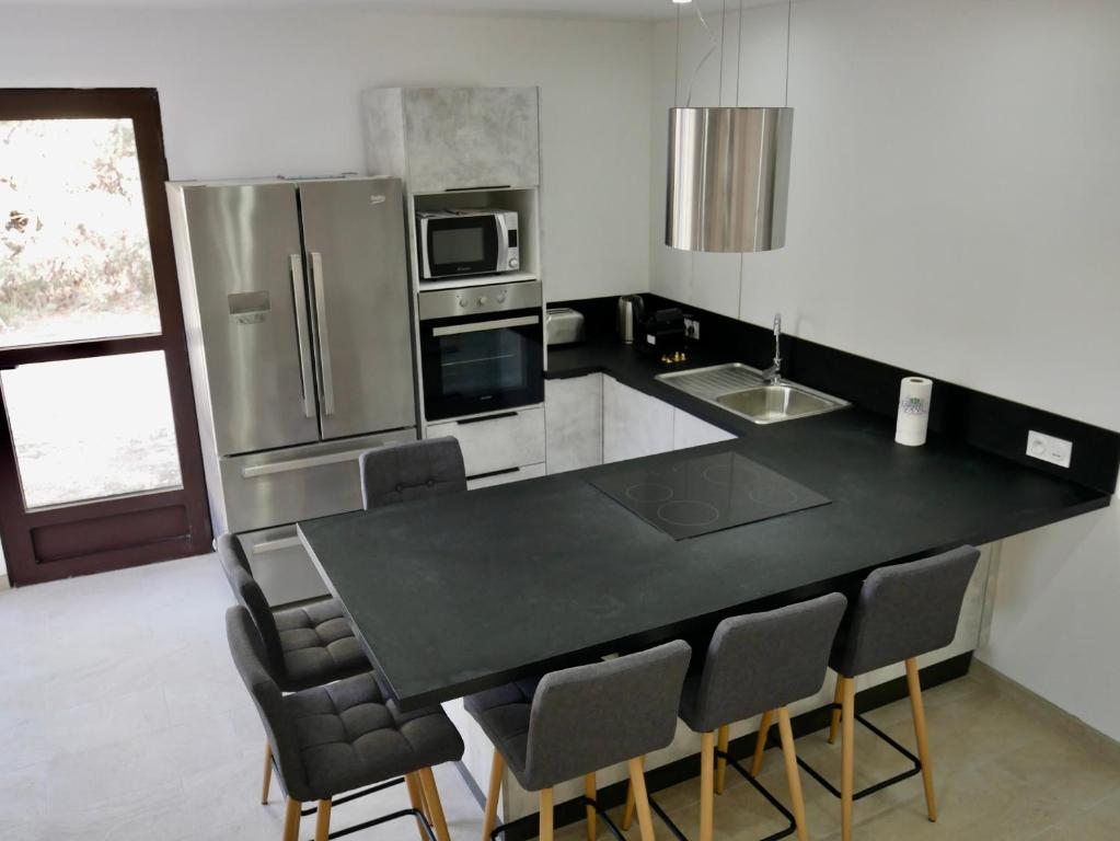 Kuchnia lub aneks kuchenny w obiekcie En Vau - Coliving - Mas des Sous Bois